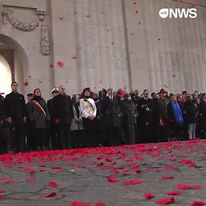 28K views · 1K reactions | Vorig jaar moest het nog zonder publiek, dit keer kon iedereen opnieuw de Last Post bijwonen op deze Wapenstilstanddag.#lastpost | VRT NWS | Facebook