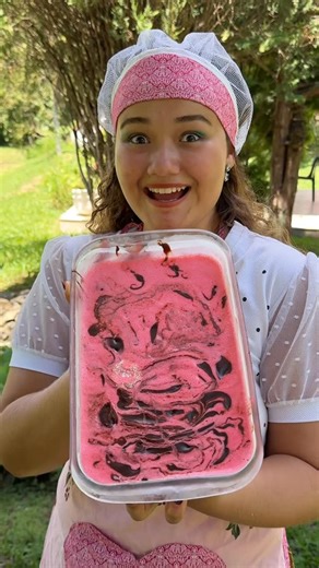 Camile Mota on Instagram: "Mouse sensação 🍓 Já compartilha pra alguém que ama morango 🍓 Ingredientes: 1 lata de leite condensado 2 cx creme de leite 1 barra chocolate amargo 1 suco em pó de morango ou 1 gelatina de morango Creme: No liquidificador bater o leite condensado, 1 1/2 cx de creme de leite e o suco/gelatina de morango, transfira para uma travessa Ganache: Coloque o chocolate meio amargo e o restante do creme de leite, microondas de 30 em 30 segundos até derreter e encorporar! Jogue p