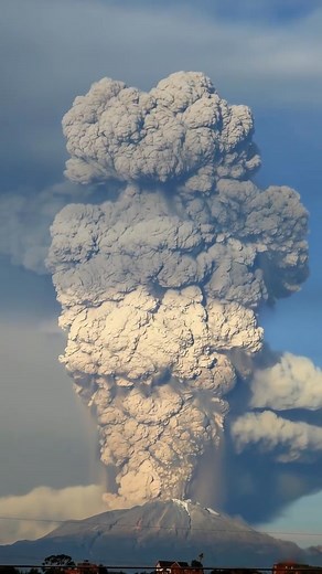 A breathtaking yet terrifying moment as Chile’s Calbuco Volcano unleashes a massive pyroclastic flow stretching over 7 km at sunset. The sky burns with fiery hues while ash clouds tower into the heavens, capturing the raw, unstoppable force of nature. A scene that reminds us how small we truly are before the power of the Earth. #Ethiopia #volcanoeruption #EpicEruption | Space Xplore
