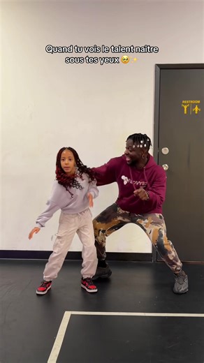 Mettez des ❤️ pour ma future star 😍✨ Elle a TOUT cassé 😭🔥 Les cours jeunes reprennent bientôt chez @Afrovybz Canada 🇨🇦 📍160 rue saint viateur est #208 Montréal Restez connectés 👀 Contactez nous via afrovybzcanada.com #afrobeats #dadju #afro #danse