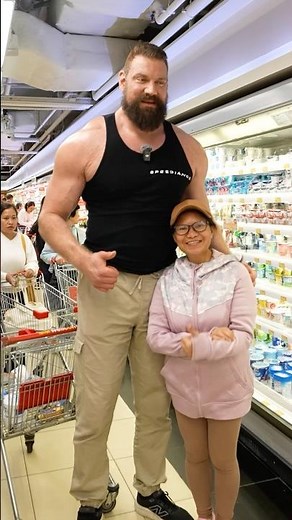 Grocery Shopping in China While being 7'2"😳