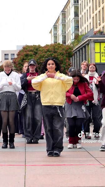 Sara the next KATSEYE! 🎧 @KATSEYE - Gameboy 📍 @Kpop Dresden 📸 @Aki Lee #katseye #randomdance #kpopgermany #fotounniefancam #kpopfyp