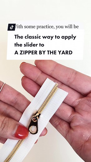 If you don’t want to use a fork or don’t have one around you, here’s another classic and effective method to apply the slider to A ZIPPER BY THE YARD! This method can be intimidating at first but with some practice, you will be able to do it quickly and maybe even without trimming! #sewingtok #fyp #foryourpage #SewingTherapy #SaraMadeInCanada #SewingYouTuber #GarmentSewing #SlowFashion #ISew #HandmadeWardrobe #MeMade #Sewcialist #WeLoveToSew #MakeItSewcial #MakersGonnaMake #SewingLove #MeMadeEve