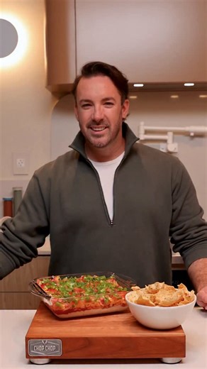 Voici la meilleure recette de trempette étagée à la salsa et au fromage à la crème à préparer pour tes partys des Fêtes 🎉🧀 En collaboration avec @magsauceetmayo je te présente la trempette classique à placer au centre de la table, hyper crémeuse et ultra gourmande grâce à la délicieuse mayonnaise québécoise. Attention : ça risque de devenir ta nouvelle mayo préférée! RECETTE (8 portions) Base crémeuse 250 ml (1 tasse) de fromage à la crème régulier tempéré 125 ml (½ tasse) de crème sure 80 ml 