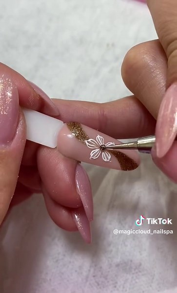 Día 9: Flor Sutil para Decoración de Uñas