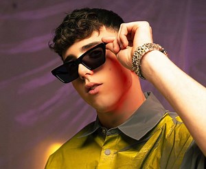 LDA firma con Sony e conquista il secondo posto di iTunes con "Bandana"