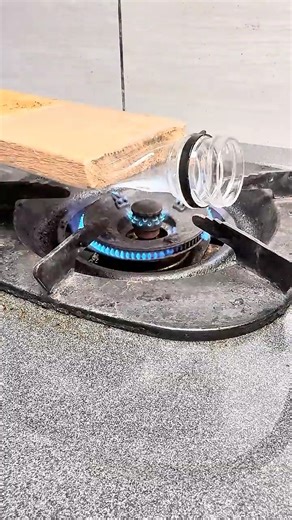 Crafters, You’ll be shocked! Incredible handmade phone charging holder using a plastic bottle. #diy