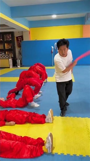 The coach chased after the student lying on the ground with a stick? #MartialArtsYouth #YouthLin