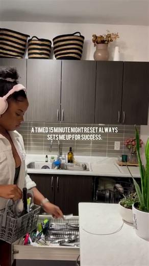 My 15-minute non-negotiable that makes the next day 100x smoother ⬇️ 1️⃣ I set a timer for 15