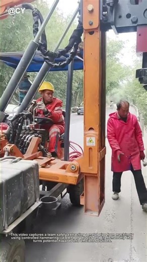 "Smart Pipe Extraction! 🔧 Watch Workers Safely Remove Tubes with Precision Hammering"