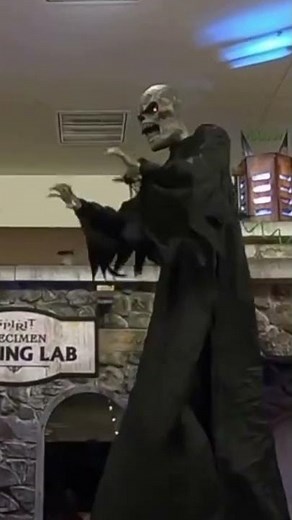 Spirit Halloween 2022: Mr. Dark Pop-Up Animatronic Jump Scare!