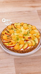 Une tarte aux fruits d'été avec un fond de tarte sans farine ! 😜 La recette 👇 Ingrédients : 300 g de flocons d’avoine 200 g de compote de pomme 200 g Skyr 2 citrons verts 3 pêches ½ melon Menthe fraîche sirop d’érable Préparation : Dans un grand saladier, mélanger les flocons d’avoine et la compote de pomme. Tapisser le fond et les bords d’un moule à tarte de manière à obtenir un fond de tarte. Enfourner 25 min à 180°c. Durant la cuisson, mélanger le Skyr, le jus d’un citron vert, un peu de me