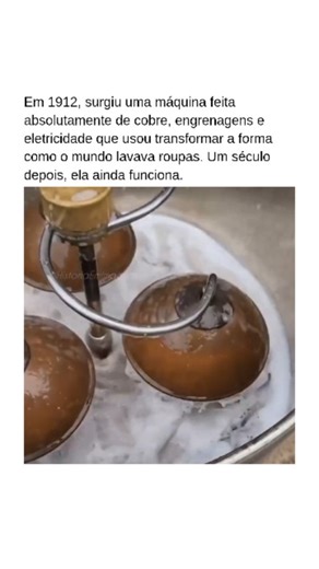 Histórias Fascinantes on Instagram: "Muito antes do botão “lavar”, veio o estalo de um motor cru, o cheiro de cobre aquecido e a coragem de levar o risco para dentro de casa. Em 1912, a Syracuse Washing Machine Corporation, de Nova York, apresentou algo que parecia saído da ficção científica: a Easy Vacuum Electric Washer Model M. Uma lavadora elétrica em um tempo em que a eletricidade ainda era novidade em muitas residências. Um tambor de cobre, engrenagens expostas, barulho intenso e inovação 