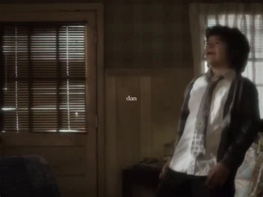 Ren on Instagram: "• C: jeonmaiw (tt) 日本利用压电瓷砖将脚步转化为电能。这些瓷砖捕捉来自你脚步的动能。当你行走时，你的重量和动作会对瓷砖产生压力。瓷砖会轻微弯曲，从而产生机械应力。瓷砖内部的压电材料将这种应力转化为电能。每一步都会产生少量电荷，而数百万步结合在一起就能产生足够的电力来驱动LED灯、数字显示屏和传感器。在像涩谷车站这样繁忙的地方，每天大约有240万个脚步为这一系统作出贡献。这些电能可以被储存或立即使用，从而减少对传统电力来源的依赖，并支持可持续的城市基础设施。这种方法将日常运动转化为实用的可再生能源。 #日本 #知识 #事实 #你知道吗 #推荐 #科技 #创新 #历史 #技术 #实验 #热门"