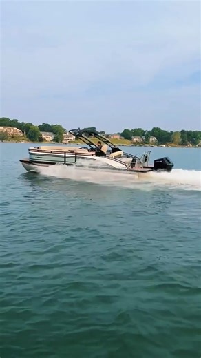 💨 Performance & Style ✨ Our Solstice tritoon boat has more power, more luxury comfort and more standard features than ever before.✔️ Create the pontoon of your dreams 💭 https://utm.guru/buildyourpontoon | Harris Boats