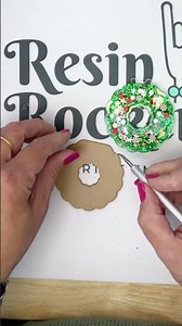 Christmas Wreath Shaker Ornament with LED Light Kit #christmas #ornaments #diy #resinart #uvresin