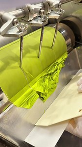 世界一薄い0.03mmの抹茶チョコレート🍫 ◆コルテッチーナ 抹茶 (¥580) 世界に1つだけの機械で作る極薄0.03mmのチョコレート やわらかくふんわりしていながらサクッとした食感も楽しめる新感覚チョコレート チョコ、抹茶、いちご、レモン、キャラメルなど種類も豊富 ここでしか食べられないので是非試してみて！ ≪店舗詳細≫ 【店舗名】 MATTE Bottega del Cioccolato 【住所】 東京都港区麻布台1-2-4 麻布台ヒルズガーデンプラザC B1F 麻布台ヒルズマーケット 【営業時間】 10:00〜20:00 【定休日】なし #東京グルメ #麻布台グルメ #チョコ #スイーツ ==================================== World’s Thinnest 0.03mm Matcha Chocolate 🍫 ◆ Cortecchina Matcha (¥580) Ultra-thin chocolate made with a one-of-a-kind machine found nowhere else in the world.