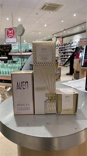 Alien dupe!!! Deze geurstokjes en geur kaars reuken naar de geur alien hoe leuk voor onder de boom 🌲 geurstokjes voor nu 11,99 🕯️5,99 #fyp #fy #etos #dupe #kerst #sinterklaas #carnisseveste #barendrecht