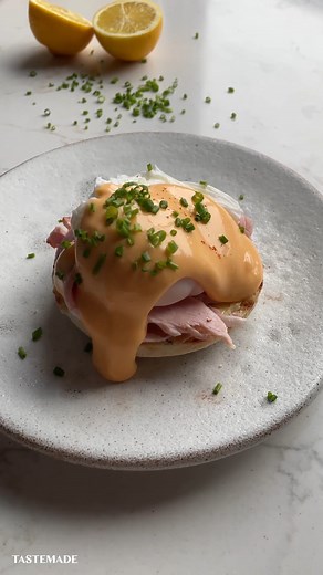 74K views · 2.9K reactions | It's all about that egg cut at the end 襤 Classic Eggs Benedict 2 English muffins, halved 2 burford brown eggs 2 thick slices of ham 150g butter 2 egg yolks Lemon juice Pinch of cayenne pepper 1 tsp white wine vinegar Finely chopped chives | Tastemade UK | Facebook