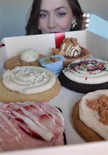 this weeks ✨crumbl✨ the brownie played zero games bc wow so so yummy🍫🥰 I wish crumbl would bring the pb&j cookie because I’ve never tried it!! what’s a cookie you’ve always wanted to try from crumbl?? or which cookie do you want to try the most this week?? @Crumbl #crumbl #crumblecookie #cookies #mukbang #fyp