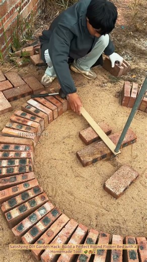 Satisfying DIY Garden Hack: Build a Perfect Round Flower Bed with a Homemade Tool! 🌾🦀↓