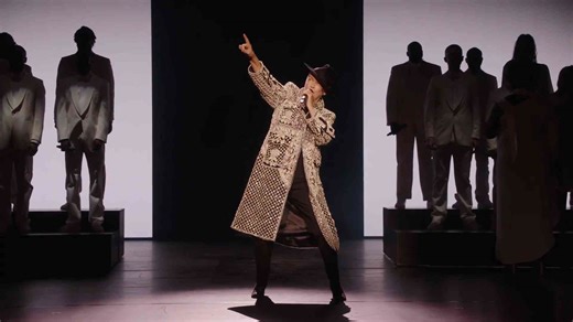 Annie Lennox’s Finale Performance at Vogue World