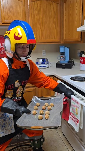 #christmascookies #christmas #xwing #xwingpilot #starwars #cosplayer #costume #foryoupage #fy #fyp #fypシ #funny #cosplay #baking #r2d2 #kitchenaid