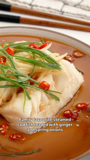Easy Chinese steamed cod fish recipe. One of the best dishes to serve at Lunar New Year’s celebration. Ingredients: 350g (12 oz) cod fish fillet 2-inch piece ginger, (half in julienne , half in thin slices) 2 stalks spring onions (green onions), cut into thin strips 2-3 Tbsp neutral cooking oil (high smoke point) 1 Tbsp Shaoxing wine 2 Tbsp light soy sauce (or regular soy sauce) ½ tsp brown sugar 1 tsp Sesame oil, to taste 2 small red chilli, thinly sliced (optional) #steamedfish #chinesefood #c