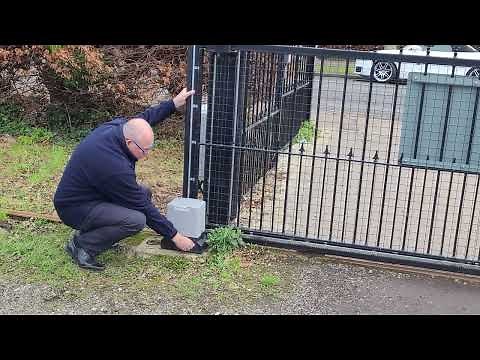 Sliding gate manual release