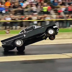 Race Track Sees Classic Car Crash! | Super Muscle Cars