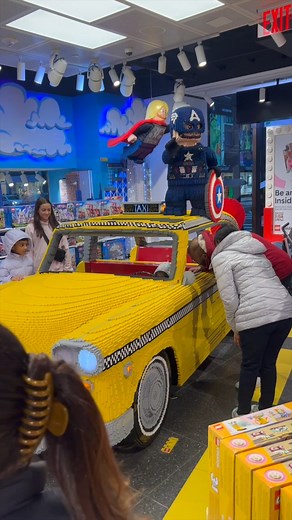 Having a look at the famous LEGO Store in NYC | New York - NewYork.co.uk