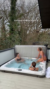 2.4K views | Holiday with your besties ➕ bubbly hot tub  BEST weekend ever 﫧珞 | Hoseasons | Facebook