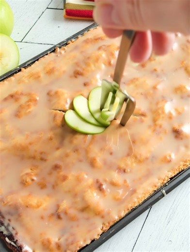 Mom's Flat Apple Pie tastes liked fried apple pies, but even better! 😍🍏 | Mindrix