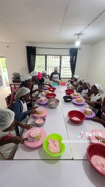 Kids Decorate Their Graduation Cake: Fun Family Activity