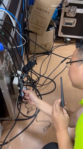 Daisy Huang on Instagram: "Wireless DMX control for battery powered led par light #transmitter #transmitters #stagelight #stagedesign #stagedesigner #stagephotography #stagelights #stageextra #stage #stageleft #stagehandlife #stagehunter #stageae #stagedving #stagecrew #stagedecor #stagedesigner #stagemanager #controllers #controller #dmxcontroller #dmxsplitter #splitter #distributor #dmxdistributor #console"