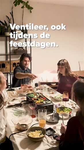 Milieu Centraal on Instagram: "De feestdagen staan voor gezelligheid: gourmetten, kaarsjes, visite… Maar ondertussen vervuilt de lucht in huis sneller dan je denkt. 😲 Gelukkig kun je met kleine acties al veel verbeteren: 🪟 Houd ventilatieroosters open ✨ Zet klepraampjes verder open of je ventilatiesysteem op de hoogste stand 🌬️ Gebruik de afzuigkap tijdens koken of gourmetten 💨 Laat lucht door het huis stromen 📊 Check met een CO₂-meter wanneer extra ventileren nodig is Zo zorg je, naast gez