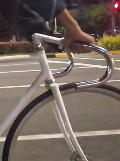 Explore Classic Fixed Gear Bike Setups and Ideas