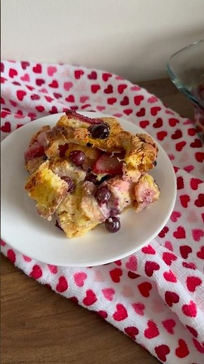 Easy Strawberry & Blueberry Breakfast Casserole | Gluten-Free, Make-Ahead breakfast! ￼