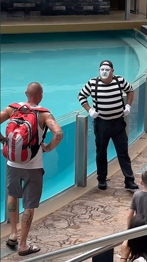 Who’s gonna blink first? 🤣 Tom mime Seaworld #seaworldmime #funny #tomthemime #shorts