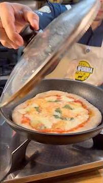 世界一のピッツァ職人が【フライパン】でマルゲリータを作ってくれました #料理人 #ピザ