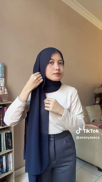 here’s tutorial pashmina simple for daily! ternyata udah lama juga ya aku ga buat tutorial hijab pake pashmina ceruty, kali ini aku buat yg simple-simple aja tp looknya tetep cantik😆💗 #pashminatutorial #hijabtutorial #pashminaceruty #tutorialhijab #hijabstyle
