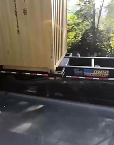 A esta hora según información por fallas mecánicas conductor de tractomula a se montó al separador y tumbó un poste, en la variante de caldas sector de la termoeléctrica en la variante de caldas motociclista resultó afectado, ambas calzadas están cerradas. Videos historias 🔞 | 𝐂𝐡𝐢𝐬𝐦𝐞𝐬 𝐟𝐫𝐞𝐬𝐜𝐨𝐬 𝐌𝐞𝐝𝐞𝐥𝐥í𝐧