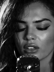 Gracias por estar, por escuchar y por sentir conmigo. Si alguna vez te sentiste así… no estás solo. Ser tú… ya es suficiente. 💫 Videoclip completo disponible en mi canal de Youtube #naciparaserYo #liaMonroe #musicaemocional #fyp #parati #viral #musicatiktok #cancionviral #amorpropio #superacion #emociones #vozfemenina #letras #real #motivacion #autoestima #storytime #musica #foryou #tiktokmusic