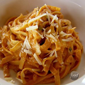 3.5M views · 40K reactions | You NEED The Pioneer Woman - Ree Drummond's 5-⭐ Pasta with Tomato Cream Sauce for dinner tonight!  | Food Network | Facebook