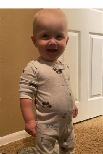 Heartwarming Moments: Baby Welcomes Dada Home