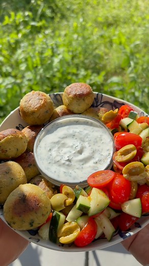 My_Cook_Book on Instagram: "Falafel Maison Ingrédients pour 4 personnes (20 falafel): 500 g de pois chiches Un oignon Deux gousse d’ail Six cuillères à soupe de farine Sel, poivre Un demi bouquet de persil Optionnel: menthe #recette #food #recettefacile #ideerecette"