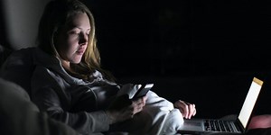 How to turn on WhatsApp's dark mode color scheme on a computer or mobile device