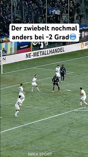 Der Worstcase jedes Fußballers: den Ball bei -2 Grad so abbekommen🥶