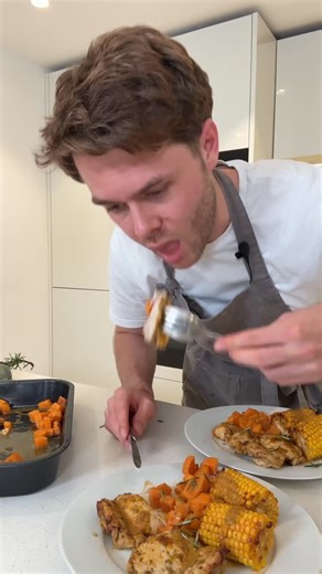 Harrison Webb on Instagram: "quick and easy one tray dinner 🌶️ Piri-piri marinade 2 Lemons, juiced (zest of 1 lemon) 3 Garlic cloves 3 Tbsp Vegetable oil 2 Tbsp Rosemary, freshly chopped 2 tsp Sea salt 2 tsp Paprika 1 tsp Cayenne pepper"