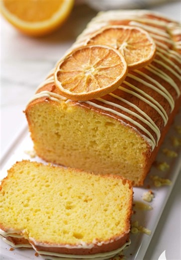 Blenderla Portakallı Kek 🍊🍰😋 ENGLISH BELOW 👇🏻 Sadece 1 portakalla blender kullanarak inanılmaz pratik şekilde bu nefis keki hazırlayabilirsiniz! 😍 Tarifimizi kaydetmeyi ve seveceğini düşündüğünüz arkadaşlarınıza göndermeyi unutmayın! 💌 Malzemeler 1 adet portakal 3 adet yumurta 1 su bardağı toz şeker Yarım su bardağı sıvı yağ (100 ml) 1 paket kabartma tozu 1 paket vanilya 2 su bardağı un Hazırlanışı Portakalı güzelce yıkadıktan sonra kabuklarıyla birlikte iri parçalar halinde dilimleyelim 